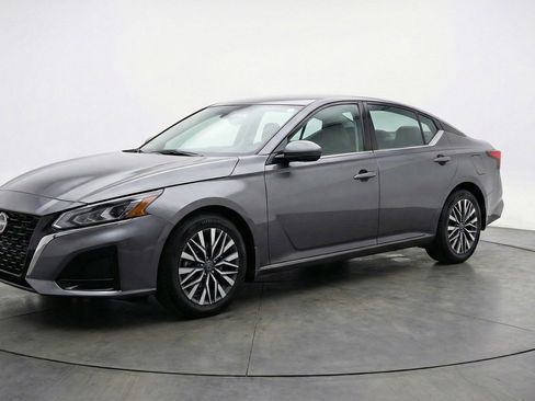 Used 2025 Nissan Altima 2.5 SV image 3