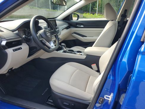 Used 2025 Nissan Altima 2.5 SV FWD image 15