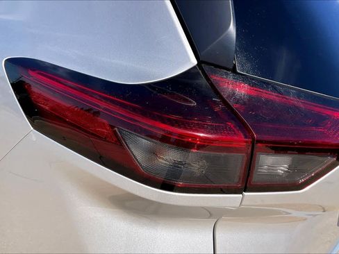 Used 2024 Nissan Rogue S image 29