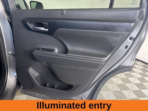 Used 2025 Toyota Highlander XLE AWD/4WD image 32