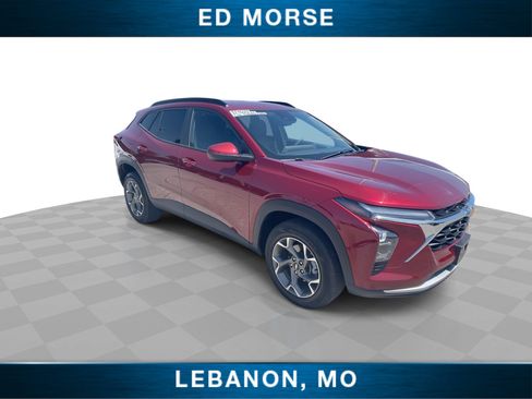 Certified 2025 Chevrolet Trax LT FWD image 2