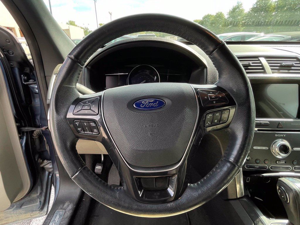 Used 2018 Ford Explorer Limited w/ Equipment Group 301A FWD image 11