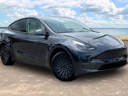 Used 2024 Tesla Model Y Long Range RWD image 3