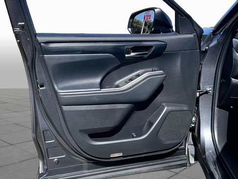 Used 2022 Toyota Highlander XLE FWD image 21