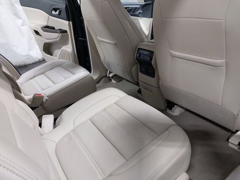 Used 2022 GMC Acadia Denali w/ Denali Ultimate Package image 11