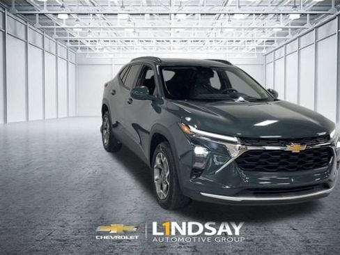 Used 2025 Chevrolet Trax LT FWD image 2