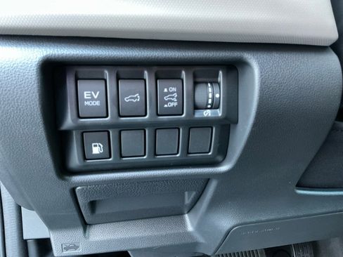 Used 2025 Subaru Forester Premium image 38