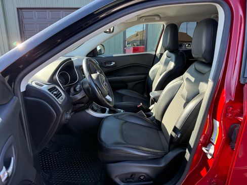 Used 2018 Jeep Compass Latitude w/ Popular Equipment Group AWD/4WD image 2