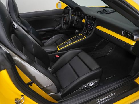 Used 2019 Porsche 911 Speedster RWD image 2