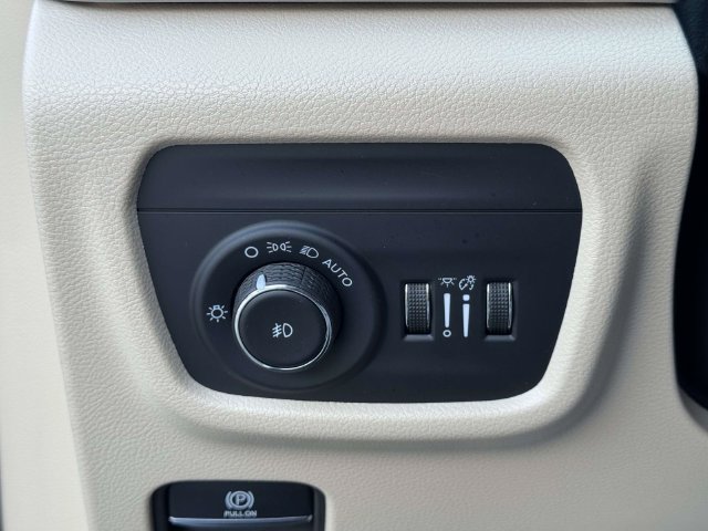 Used 2024 Jeep Grand Cherokee Limited AWD/4WD image 18