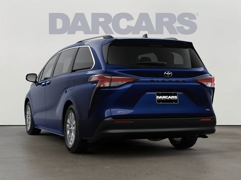 New 2026 Toyota Sienna XLE FWD image 3