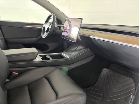 Used 2024 Tesla Model Y 2WD image 24