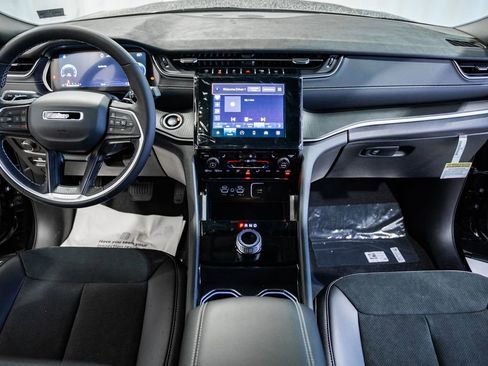 New 2025 Jeep Grand Cherokee Altitude image 18