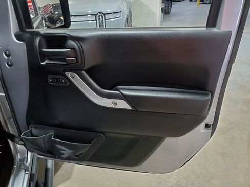 Used 2016 Jeep Wrangler Unlimited Rubicon w/ Connectivity Group AWD/4WD image 16