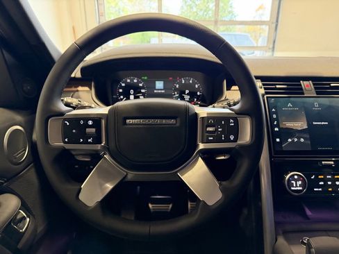 New 2025 Land Rover Discovery Dynamic SE image 22