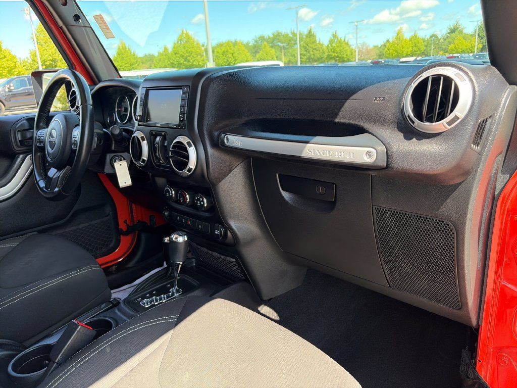 Used 2015 Jeep Wrangler Unlimited Sahara w/ Connectivity Group AWD/4WD image 11