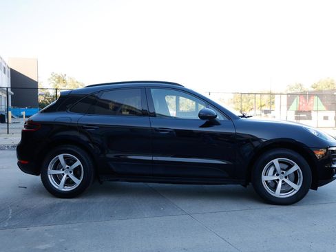 Used 2017 Porsche Macan AWD SPORT UTILITY 4DR WAGON image 11