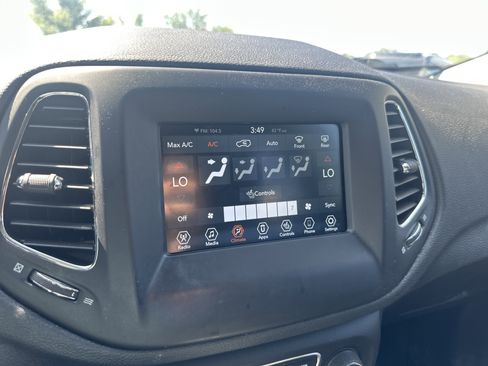 Used 2018 Jeep Compass Latitude w/ Popular Equipment Group FWD image 27