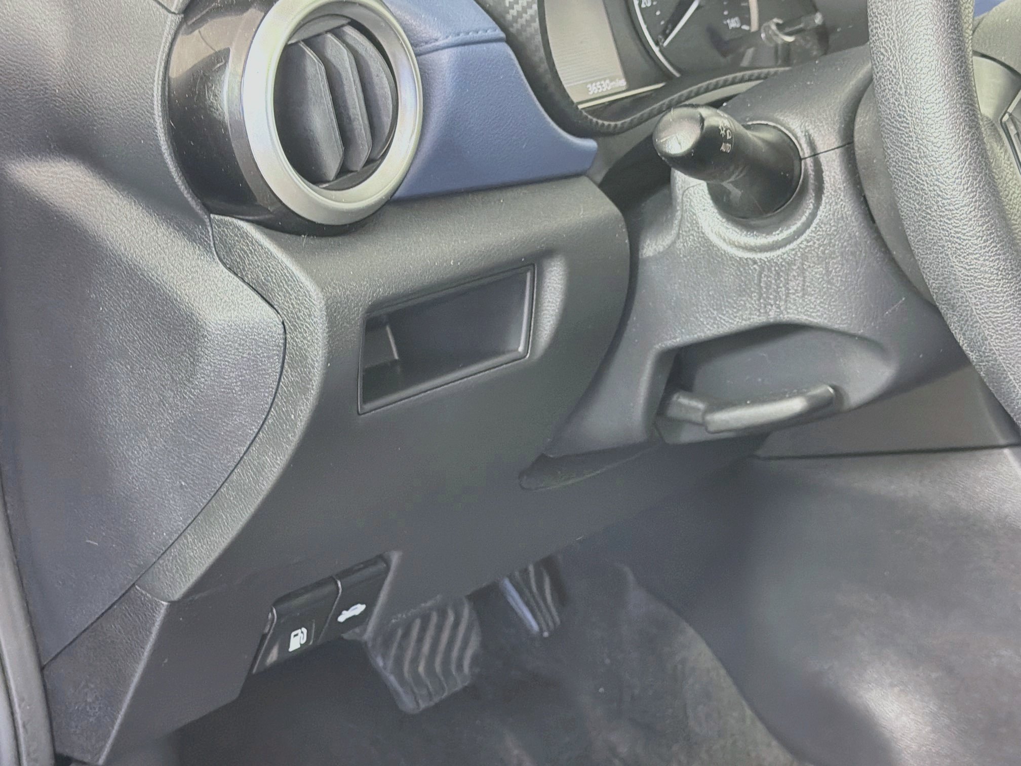 Used 2025 Nissan Versa SV FWD image 17