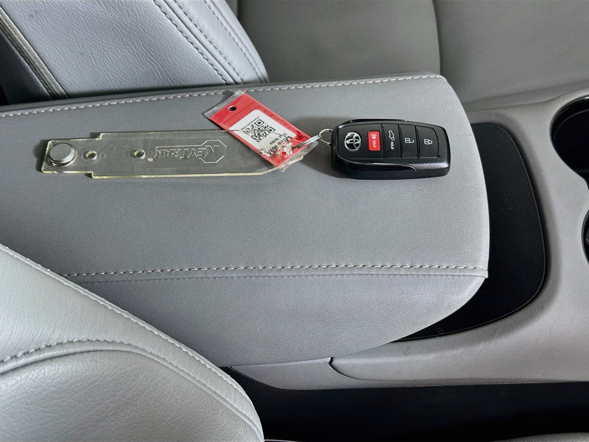Used 2024 Toyota Venza LE AWD/4WD image 33