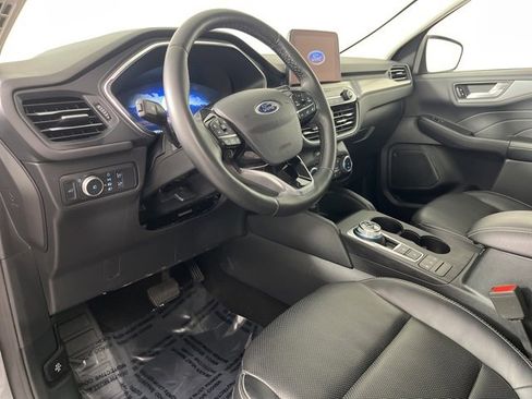 Used 2022 Ford Escape Titanium image 2