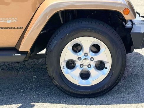 Used 2015 Jeep Wrangler Sahara w/ Connectivity Group AWD/4WD image 9