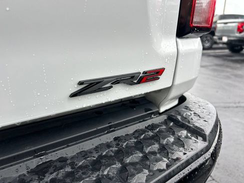 Used 2025 Chevrolet Colorado ZR2 w/ Technology Package AWD/4WD image 13