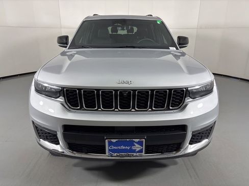 Used 2024 Jeep Grand Cherokee L Limited w/ Luxury Tech Group II image 3