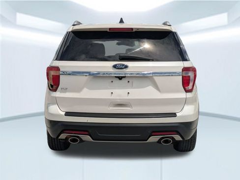 Used 2018 Ford Explorer XLT FWD image 5