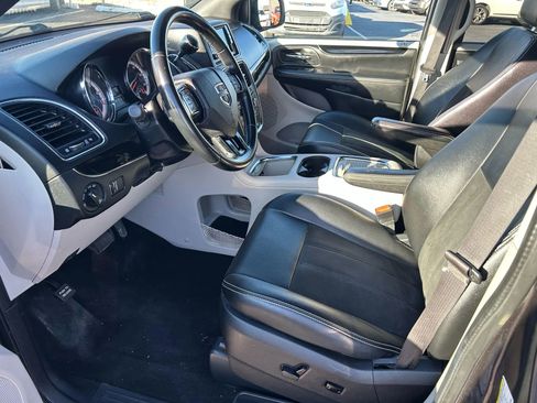 Used 2019 Dodge Grand Caravan SXT image 3