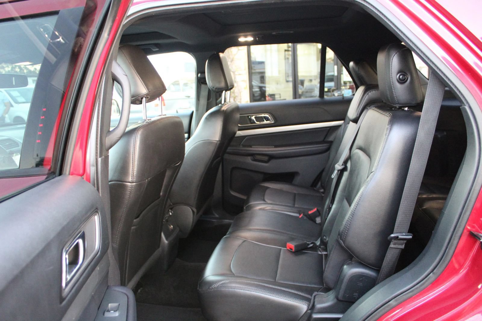 Used 2018 Ford Explorer XLT w/ Equipment Group 202A FWD image 13