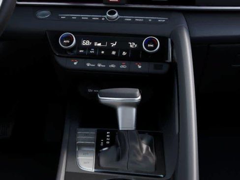 Used 2025 Hyundai Elantra Limited FWD image 16