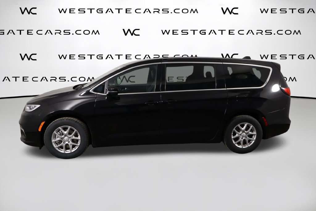 Used 2025 Chrysler Pacifica Select FWD image 5