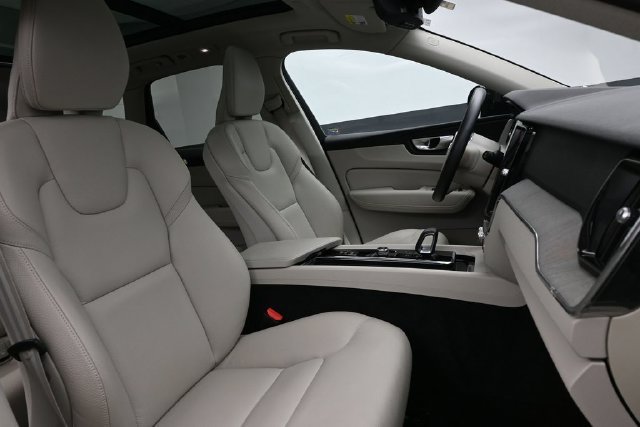 Used 2024 Volvo XC60 B5 Plus w/ Protection Package Premier AWD/4WD image 31