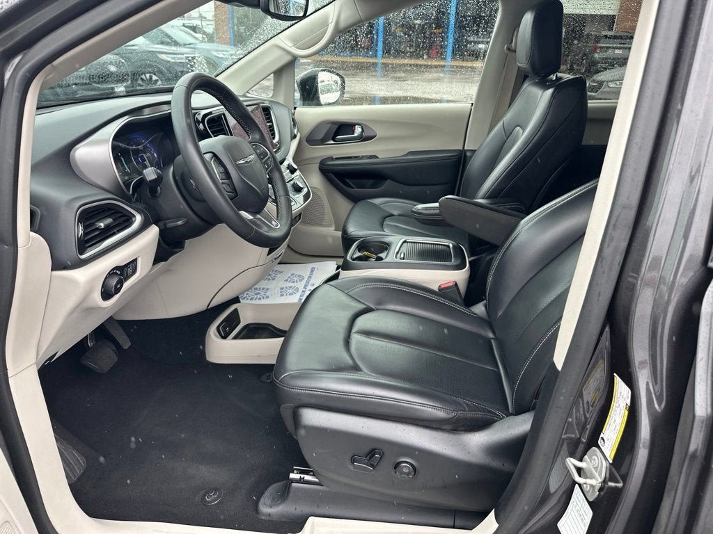 Used 2023 Chrysler Pacifica Touring-L FWD image 12