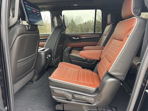 Used 2024 GMC Yukon XL Denali Ultimate w/ LPO, Illumination Package AWD/4WD image 35