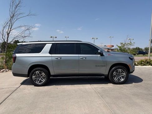 Used 2025 Chevrolet Suburban Z71 AWD/4WD image 11