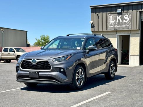 Used 2021 Toyota Highlander XLE AWD/4WD image 3