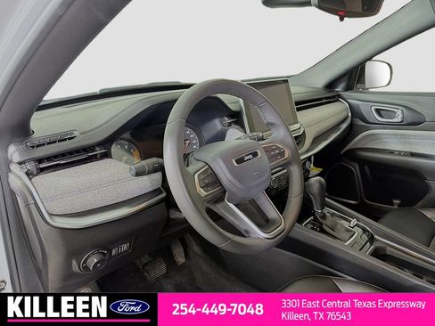 Used 2024 Jeep Compass Latitude image 10