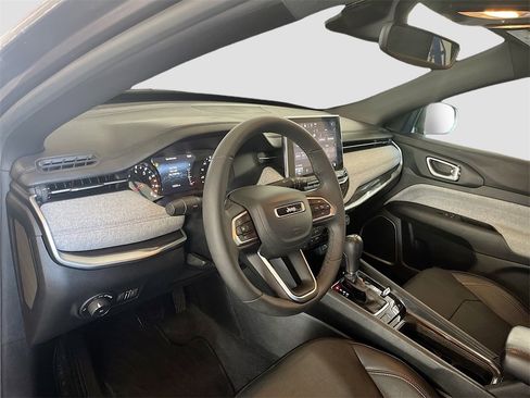 Used 2023 Jeep Compass Latitude image 9