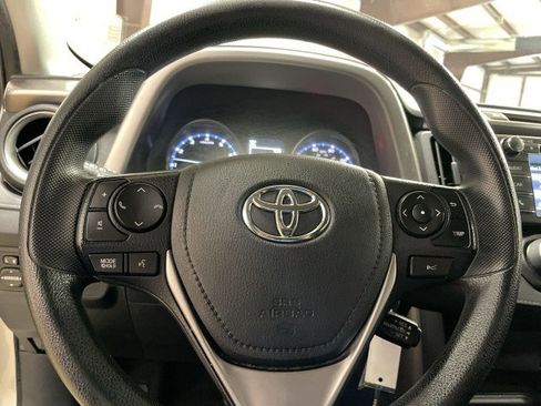 Used 2018 Toyota RAV4 LE FWD image 16