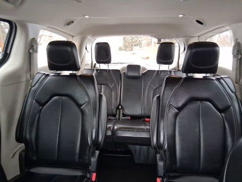 Used 2024 Chrysler Pacifica Touring-L image 23