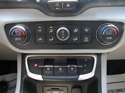 Used 2022 GMC Terrain SLT AWD/4WD image 16