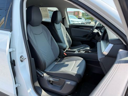 Used 2026 Volkswagen Tiguan SE AWD/4WD image 10