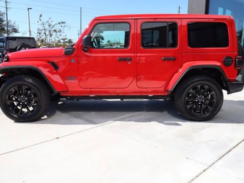 Used 2025 Jeep Wrangler Unlimited Sahara w/ Safety Group image 7