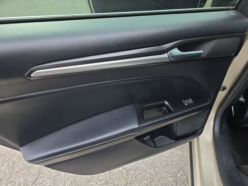 Used 2018 Ford Fusion Titanium image 15