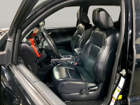 Used 2018 Toyota Tacoma TRD Sport AWD/4WD image 8