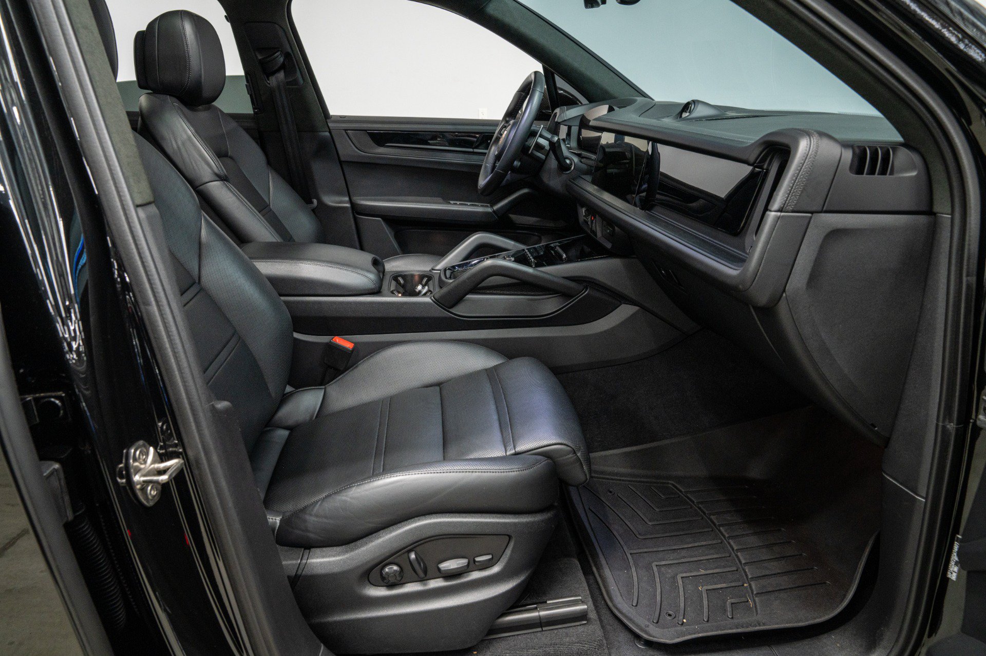 Used 2025 Porsche Cayenne GTS AWD/4WD image 34