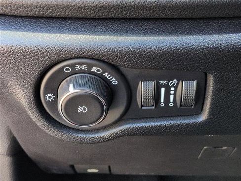 Used 2021 Chrysler Pacifica Touring-L w/ Uconnect Theater Family Group image 25