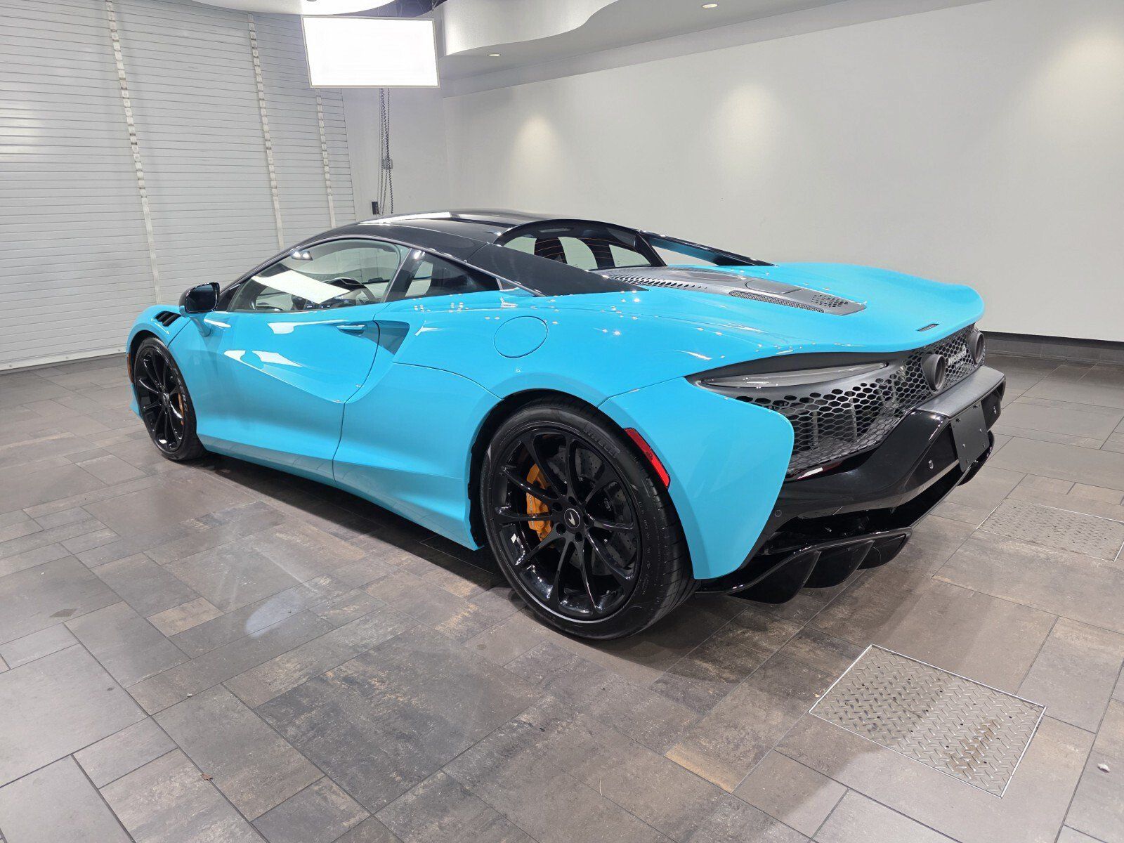 Used 2025 McLaren Artura RWD image 4